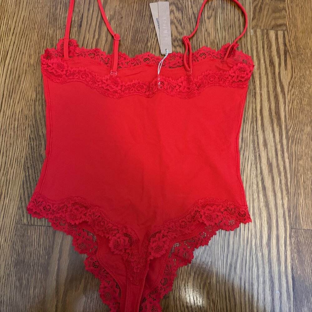 Skims Fits everybody lace cami bodysuit